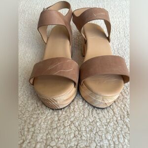 Nisolo all day open toe clog heel sandals in size 9in color light brown/tan